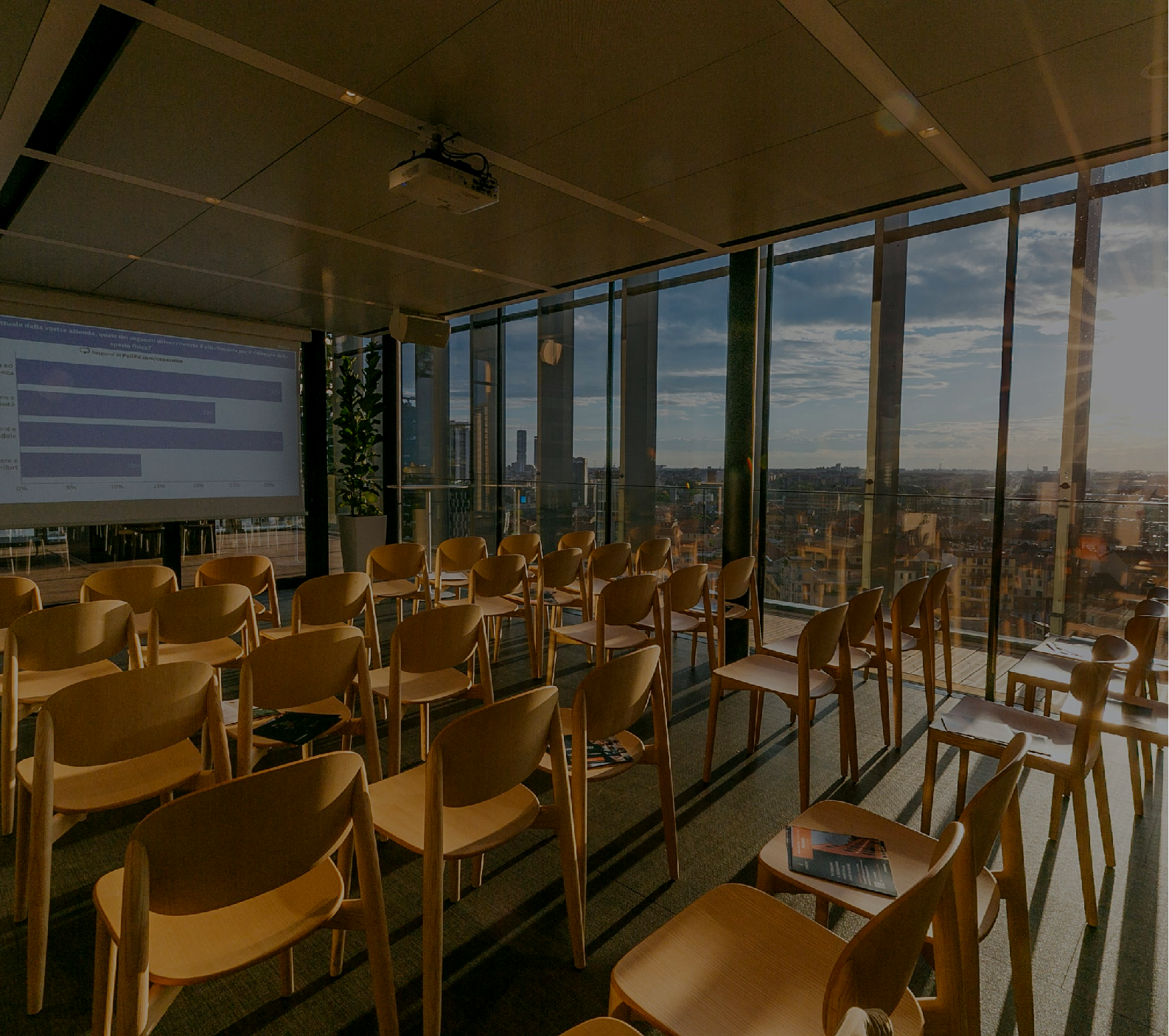 关键词：智慧办公，，，观景会议室，，，，智能投影，，，深圳市鸿宝科技;描述：深圳市鸿宝科技智慧办公场景下的观景会议室，，配备智能投影等设备，，，，助力高效会议